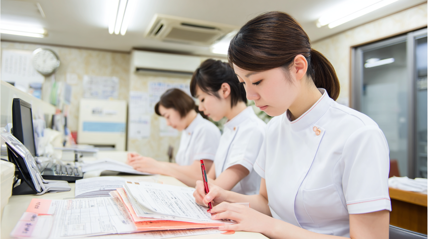 返戻対策を検討する整骨院スタッフ