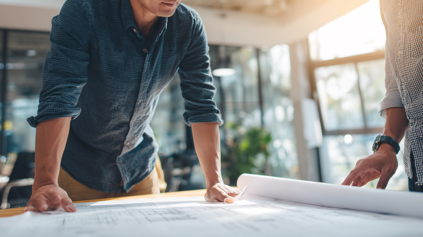 物件の間取り図を確認する様子