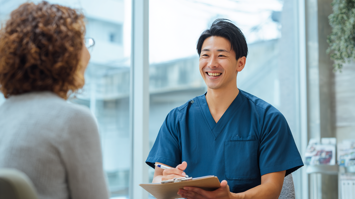 患者さんに施術計画を説明する柔道整復師