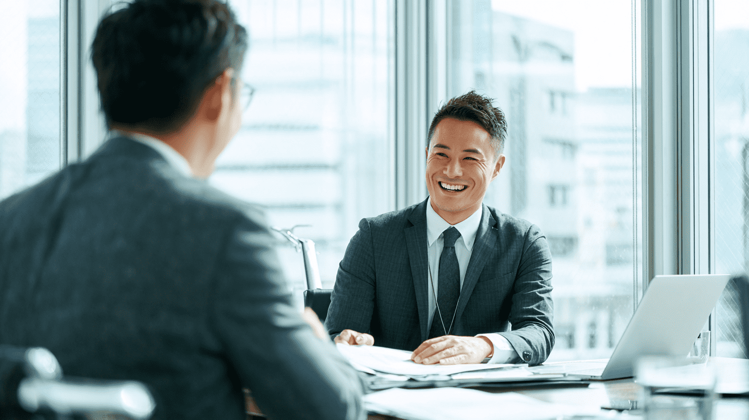 アドバイザーと開業相談をしている柔道整復師